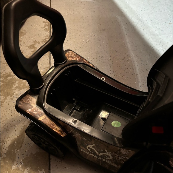 Realtree Boys Scooter Ride-On Toy with Light Bar and Animal Sounds - Picture 4 of 4